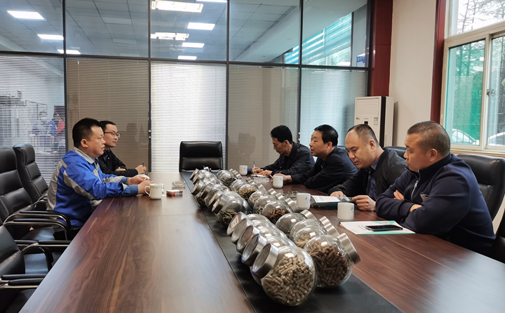 與集團(tuán)總經(jīng)理孫寧波及部門負(fù)責(zé)人座談,就項目建設(shè)、環(huán)境影響、補(bǔ)貼政策等內(nèi)容進(jìn)行了探討交流 與集團(tuán)總經(jīng)理孫寧波及部門負(fù)責(zé)人座談,就項目建設(shè)、環(huán)境影響、補(bǔ)貼政策等內(nèi)容進(jìn)行了探討交流