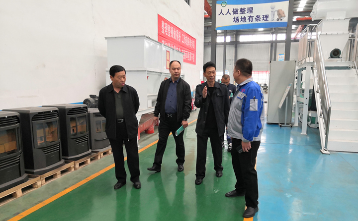 考察組一行實地參觀了金格瑞顆粒機(jī)展廳 考察組一行實地參觀了金格瑞顆粒機(jī)展廳