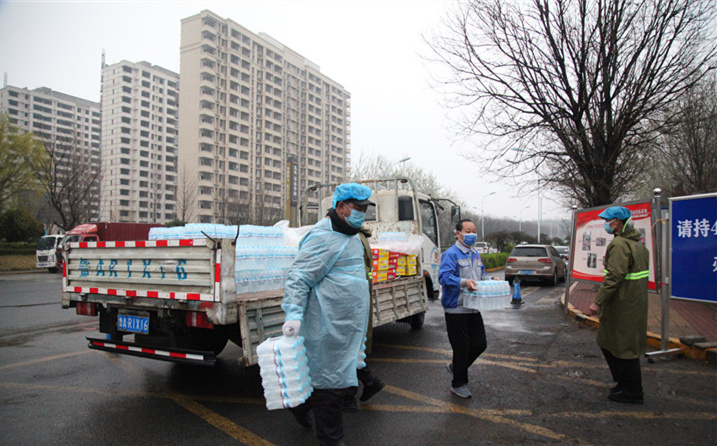 2月25日，山東金格瑞機(jī)械有限公司派代表來(lái)到齊魯師范學(xué)院捐贈(zèng)防疫物資，保障校園防疫物品備足備齊，助力學(xué)校的疫情防控工作。