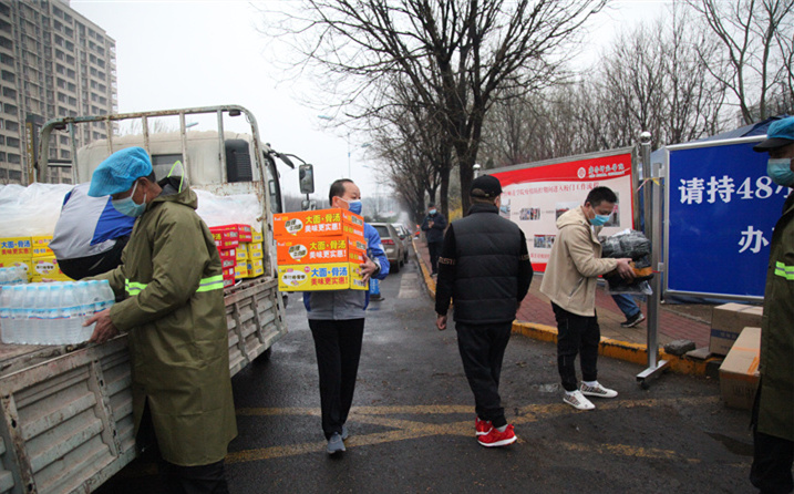 2月25日，山東金格瑞機(jī)械有限公司派代表來(lái)到齊魯師范學(xué)院捐贈(zèng)防疫物資，保障校園防疫物品備足備齊，助力學(xué)校的疫情防控工作。